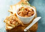 Pasztet z pieczonego łososia z czerwonym pesto